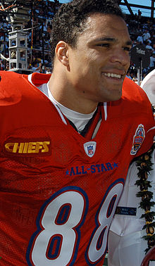 Accéder aux informations sur cette image nommée Tony Gonzalez at 2005 Pro Bowl 050213-N-3019M-002.jpg.